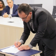 João Carlos Barbieri, diretor do Grupo SEG, assinando o termo de cooperação.