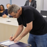 Flávio Steffens, representanto do Vakinha, assinando o termo de cooperação.