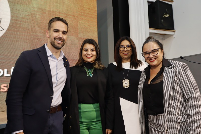 Foto geral das defensoras públicas ao lado do governador do Estado