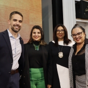 Foto geral das defensoras públicas ao lado do governador do Estado