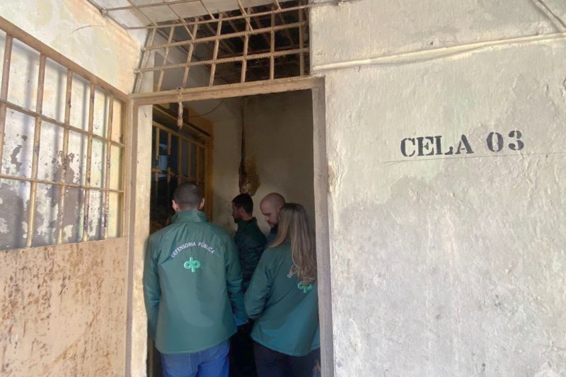 Foto geral dos defensores públicos em uma cela