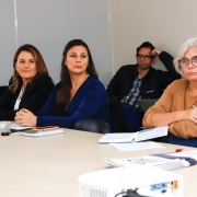 Foto geral da defensora pública na reunião