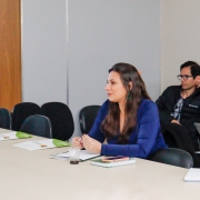 foto geral da defensora pública na reunião