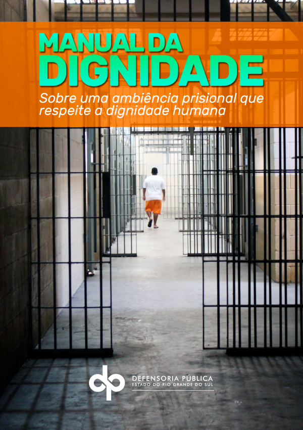 Capa do Manual da Dignidade. Na imagem, um homem de costas, em trajes prisionais, caminha por um corredor de grades. Abaixo do título, o texto: "Sobre uma ambiência prisional que respeite a dignidade humana". Assina com a logo da DPE/RS.