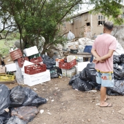 Catador da Ilha do Marinheiro descarrega carga no local de separação