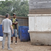 Dirigente do NUDEAM conversa com trabalhador da coleta