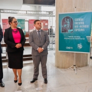 Foto geral da subdefensora pública acompanhando a abertura do evento