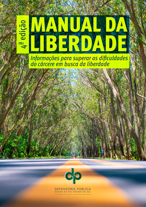 Capa Manual da Liberdade 4ª edição. Imagem de fundo de uma estrada cercada por árvores altas, formando um túnel verde. Acompanha os dizeres "Manual da Liberdade 4ª edição: informações para superar as dificuldades do cárcere em busca da liberdade" e assina com a logo da DPE/RS