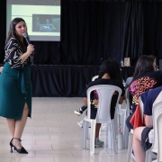 Defensora ao lado das crianças em palestra