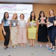 Foto geral da defensora pública junto às responsáveis do evento IX Jornada da Residência Em Atenção à Saúde da Mulher e da Criança e Enfermagem obstétrica; Desafios e Perspectivas na Promoção dos Direitos à Saúde