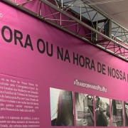 Foto geral de um mural da exposição