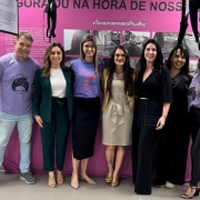 Foto geral de representantes na exposição