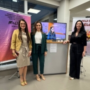 Foto geral de representantes na exposição