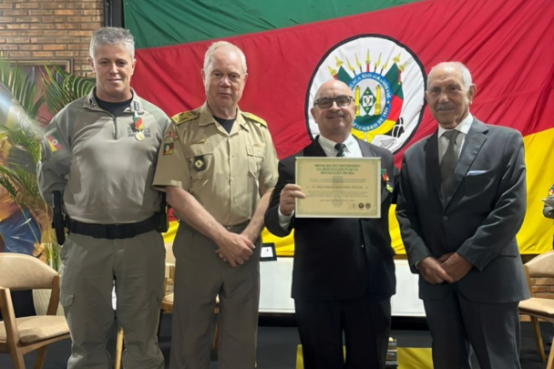 Homenagem foi entregue ao defensor público nesta terça-feira (5). 