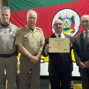 Homenagem foi entregue ao defensor público nesta terça-feira (5). 