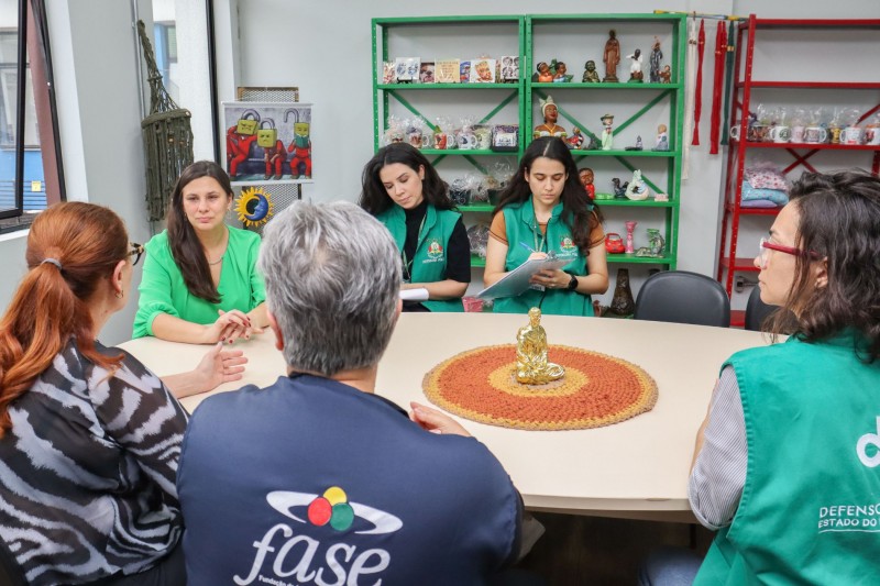 Foto da defensora pública dialogando com as funcionárias do CECONP