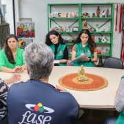 Foto da defensora pública dialogando com as funcionárias do CECONP