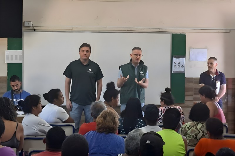 Defensores conversam com moradores da Chácara da Figueira.