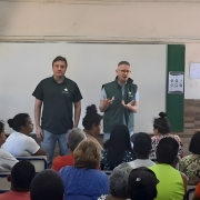 Defensores conversam com moradores da Chácara da Figueira.