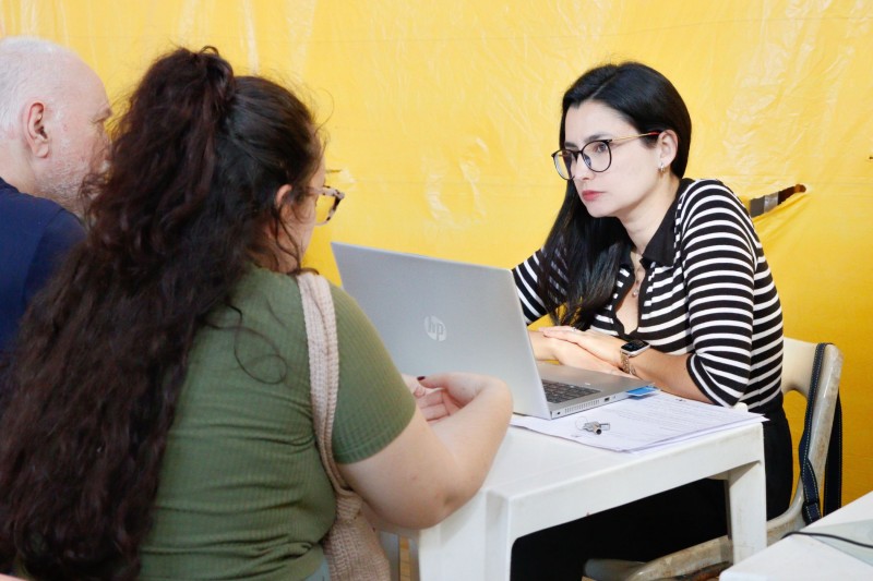 Foto geral da defensora pública prestando o atendimento