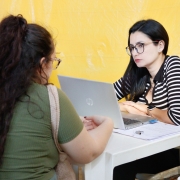 Foto geral da defensora pública prestando o atendimento