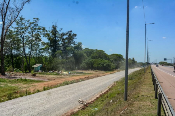 Foto da ocupação na beira da estrada.