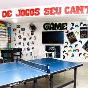 Foto geral de uma sala de jogos