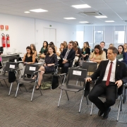 Foto geral dos convidados assistindo a palestra