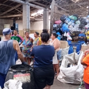 DPE/RS e outros órgãos, representados por servidores, em círculo, discutem em ambiente de coleta de resíduos solidos