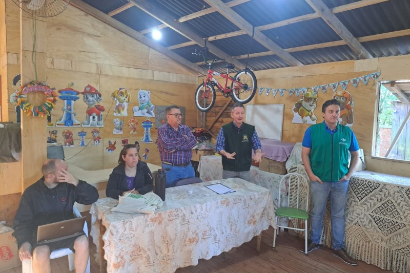 Defensores públicos conversam com famílias da ocupação do bairro Lami.