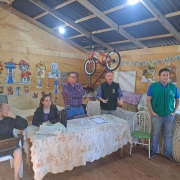 Defensores públicos conversam com famílias da ocupação do bairro Lami.