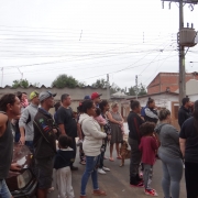 Defensor público conversa com famílias da ocupação Vanderlei Tomasi.