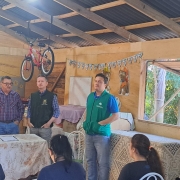 Defensores públicos conversam com famílias da ocupação do bairro Lami.