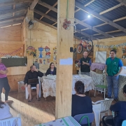 Defensores públicos conversam com famílias da ocupação do bairro Lami.