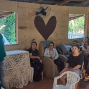 Defensores públicos conversam com famílias da ocupação do bairro Lami.