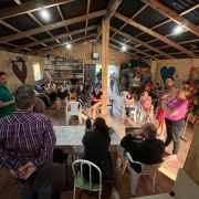 Defensores públicos conversam com famílias da ocupação do bairro Lami.