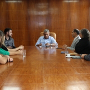 Prefeito sebastiao melo ao centro da mesa