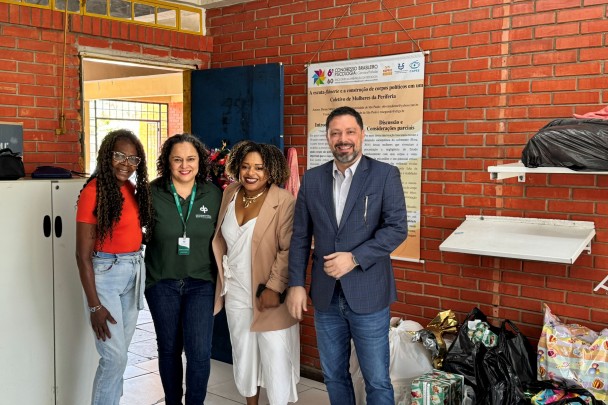 Mara Núbia, Silvia Pinheiro de Brum, deputada Bruna Rodrigues e Saulo Brum Leal, ao fundo aparecem os presentes.