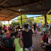 Pessoas reunidas em círculo durante a assembleia.