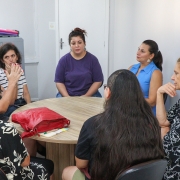 Mulheres reunidas discutem problemas da escola.