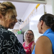 Paula e Sofia conversam com professora.