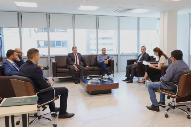 Participantes da reunião sentados durante a leitura do termo.