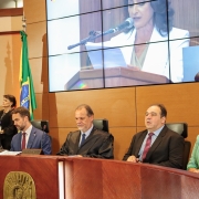 foto da mesa de autoridades, com o chefe do MP, governador, presidente do TJ e defesora