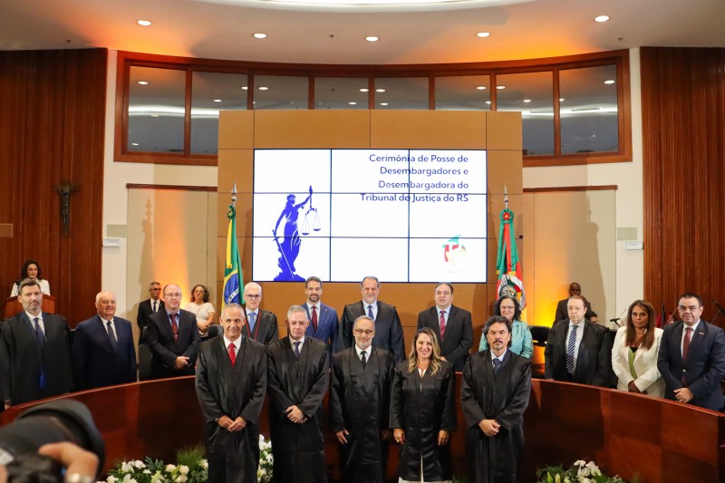 foto posada com os desembargadores empossados na frente e ao fundo a mesa de autoridades