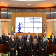 foto posada com os desembargadores empossados na frente e ao fundo a mesa de autoridades