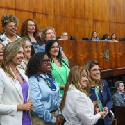 Deputadas da bancada feminina entregam o Troféu Mulher Cidadã 2025 .