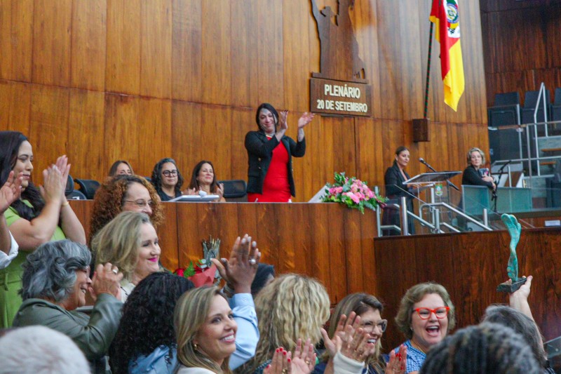 Deputadas celebram prêmio entregue à cidadã destaque.