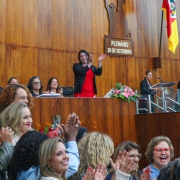 Deputadas celebram prêmio entregue à cidadã destaque.