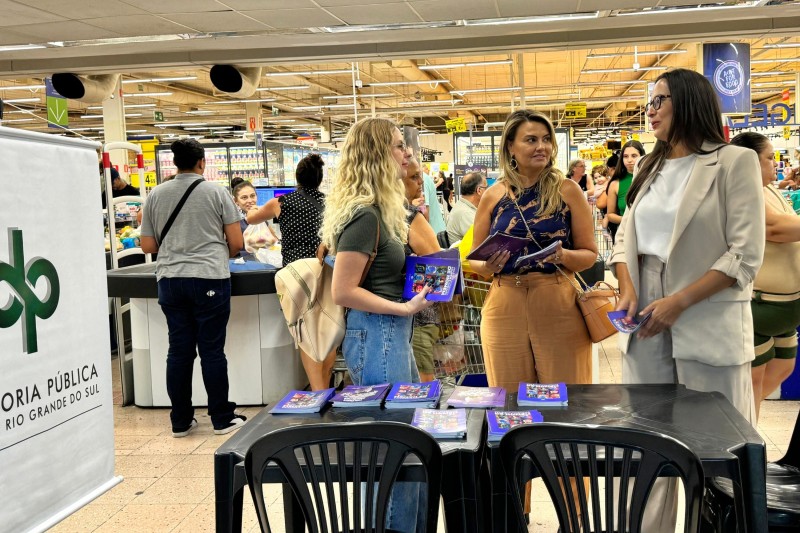 Na ocasião, foram distribuídas cartilhas sobre violência doméstica e kits de higiene.