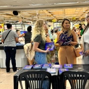 Na ocasião, foram distribuídas cartilhas sobre violência doméstica e kits de higiene.